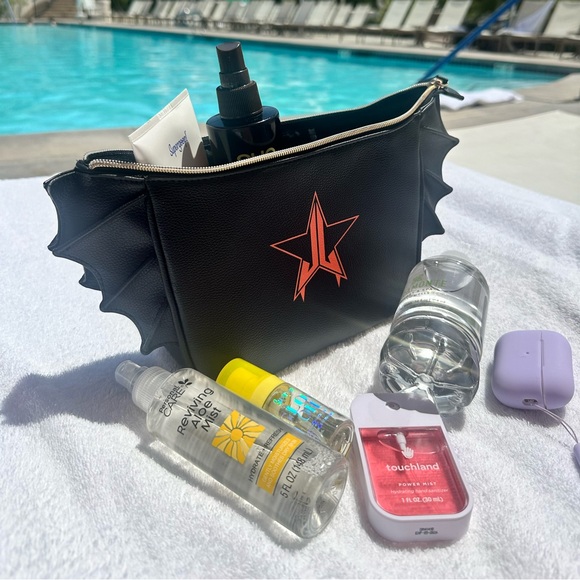 SOLD
🚨 BUNDLE💥 JEFFREE STAR BAG + FIVE ARTISTRY EYESHADOW SINGLES ‼️ - Picture 2 of 3